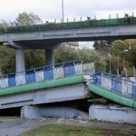 21.10.2021. Koszalin. Zawaliła się część rozbieranego wiaduktu na al. Monte Cassino w Koszalinie w ciągu drogi krajowej nr 6. Na ul. Batalionów Chłopskich spadła jedna nitka konstrukcji / Marcin Bielecki / PAP