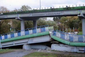 21.10.2021. Koszalin. Zawaliła się część rozbieranego wiaduktu na al. Monte Cassino w Koszalinie w ciągu drogi krajowej nr 6. Na ul. Batalionów Chłopskich spadła jedna nitka konstrukcji / Marcin Bielecki / PAP