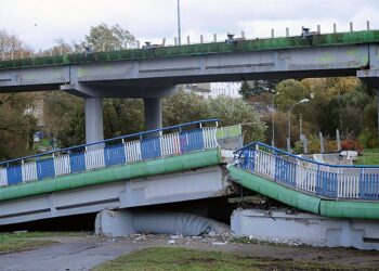 21.10.2021. Koszalin. Zawaliła się część rozbieranego wiaduktu na al. Monte Cassino w Koszalinie w ciągu drogi krajowej nr 6. Na ul. Batalionów Chłopskich spadła jedna nitka konstrukcji / Marcin Bielecki / PAP