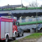 21.10.2021. Koszalin. Zawaliła się część rozbieranego wiaduktu na al. Monte Cassino w Koszalinie w ciągu drogi krajowej nr 6. Na ul. Batalionów Chłopskich spadła jedna nitka konstrukcji / Marcin Bielecki / PAP