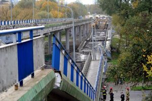 21.10.2021. Koszalin. Zawaliła się część rozbieranego wiaduktu na al. Monte Cassino w Koszalinie w ciągu drogi krajowej nr 6. Na ul. Batalionów Chłopskich spadła jedna nitka konstrukcji / Marcin Bielecki / PAP