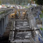 21.10.2021. Koszalin. Zawaliła się część rozbieranego wiaduktu na al. Monte Cassino w Koszalinie w ciągu drogi krajowej nr 6. Na ul. Batalionów Chłopskich spadła jedna nitka konstrukcji / Marcin Bielecki / PAP