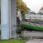 21.10.2021. Koszalin. Zawaliła się część rozbieranego wiaduktu na al. Monte Cassino w Koszalinie w ciągu drogi krajowej nr 6. Na ul. Batalionów Chłopskich spadła jedna nitka konstrukcji / Marcin Bielecki / PAP