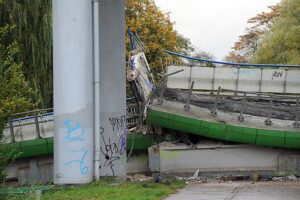 21.10.2021. Koszalin. Zawaliła się część rozbieranego wiaduktu na al. Monte Cassino w Koszalinie w ciągu drogi krajowej nr 6. Na ul. Batalionów Chłopskich spadła jedna nitka konstrukcji / Marcin Bielecki / PAP