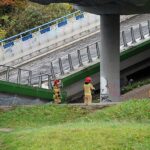 21.10.2021. Koszalin. Zawaliła się część rozbieranego wiaduktu na al. Monte Cassino w Koszalinie w ciągu drogi krajowej nr 6. Na ul. Batalionów Chłopskich spadła jedna nitka konstrukcji / Marcin Bielecki / PAP