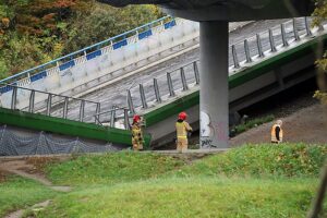 21.10.2021. Koszalin. Zawaliła się część rozbieranego wiaduktu na al. Monte Cassino w Koszalinie w ciągu drogi krajowej nr 6. Na ul. Batalionów Chłopskich spadła jedna nitka konstrukcji / Marcin Bielecki / PAP