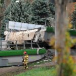 21.10.2021. Koszalin. Zawaliła się część rozbieranego wiaduktu na al. Monte Cassino w Koszalinie w ciągu drogi krajowej nr 6. Na ul. Batalionów Chłopskich spadła jedna nitka konstrukcji / Marcin Bielecki / PAP
