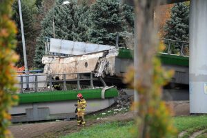 21.10.2021. Koszalin. Zawaliła się część rozbieranego wiaduktu na al. Monte Cassino w Koszalinie w ciągu drogi krajowej nr 6. Na ul. Batalionów Chłopskich spadła jedna nitka konstrukcji / Marcin Bielecki / PAP