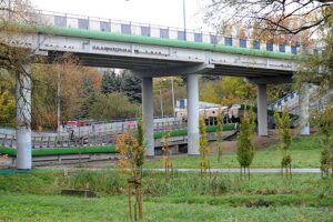 21.10.2021. Koszalin. Zawaliła się część rozbieranego wiaduktu na al. Monte Cassino w Koszalinie w ciągu drogi krajowej nr 6. Na ul. Batalionów Chłopskich spadła jedna nitka konstrukcji / Marcin Bielecki / PAP