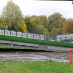 21.10.2021. Koszalin. Zawaliła się część rozbieranego wiaduktu na al. Monte Cassino w Koszalinie w ciągu drogi krajowej nr 6. Na ul. Batalionów Chłopskich spadła jedna nitka konstrukcji / Marcin Bielecki / PAP