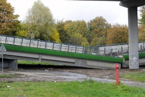 21.10.2021. Koszalin. Zawaliła się część rozbieranego wiaduktu na al. Monte Cassino w Koszalinie w ciągu drogi krajowej nr 6. Na ul. Batalionów Chłopskich spadła jedna nitka konstrukcji / Marcin Bielecki / PAP