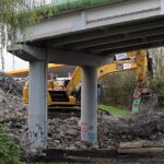 21.10.2021. Koszalin. Zawaliła się część rozbieranego wiaduktu na al. Monte Cassino w Koszalinie w ciągu drogi krajowej nr 6. Na ul. Batalionów Chłopskich spadła jedna nitka konstrukcji / Marcin Bielecki / PAP