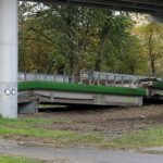 21.10.2021. Koszalin. Zawaliła się część rozbieranego wiaduktu na al. Monte Cassino w Koszalinie w ciągu drogi krajowej nr 6. Na ul. Batalionów Chłopskich spadła jedna nitka konstrukcji / Marcin Bielecki / PAP