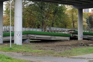 21.10.2021. Koszalin. Zawaliła się część rozbieranego wiaduktu na al. Monte Cassino w Koszalinie w ciągu drogi krajowej nr 6. Na ul. Batalionów Chłopskich spadła jedna nitka konstrukcji / Marcin Bielecki / PAP