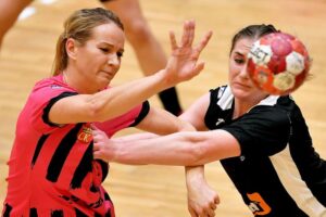 24.10.2021. Kielce. 7. kolejki PGNiG Superligi Kobiet piłkarek ręcznych: Suzuki Korona Handball Kielce - JKS Eurobud Jarosław. Na zdjęciu (od lewej): Marta Rosińska i Aleksandra Dorsz / PAP/Piotr Polak