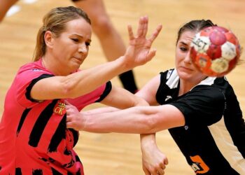 24.10.2021. Kielce. 7. kolejki PGNiG Superligi Kobiet piłkarek ręcznych: Suzuki Korona Handball Kielce - JKS Eurobud Jarosław. Na zdjęciu (od lewej): Marta Rosińska i Aleksandra Dorsz / PAP/Piotr Polak