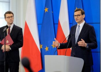 26.10.2021. Warszawa. Na zdjęciu (od lewej): Piotr Mueller - rzecznik prasowy rządu oraz Mateusz Morawiecki - Prezes Rady Ministrów podczas konferencji prasowej po zakończonym spotkaniu premiera z samorządowcami w KPRM / PAP/Mateusz Marek