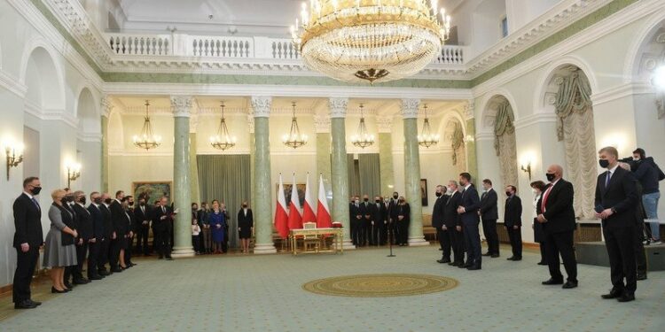 26.10.2021. Warszawa. Andrzej Duda - prezydent RP (pierwszy z lewej) podczas uroczystości w Pałacu Prezydenckim w Warszawie. Prezydent dokonał zmian w składzie Rady Ministrów / PAP/Radek Pietruszka