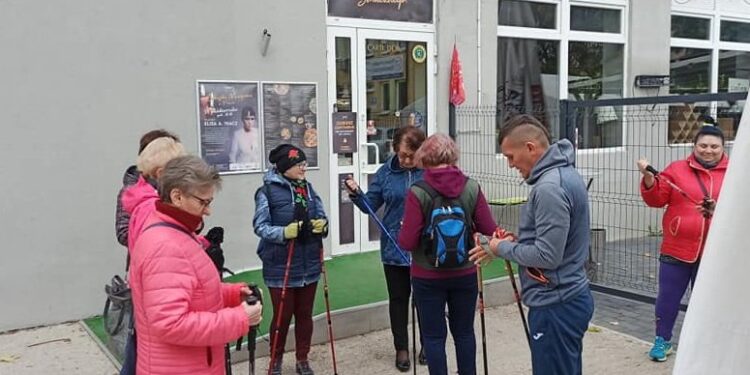 15.10.2021. Ostrowiec Św. Uczestnicy spotkania o questach rozpoczęli później warsztaty z nordic walking / LGD „Krzemienny Krąg”/Facebook