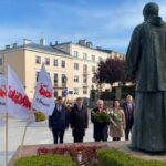 19.10.2021. Kielce. Złożenie kwiatów pod pomnikiem bł. ks. Jerzego Popiełuszki. Na zdjęciu (od lewej): Jarosław Karyś - przewodniczący RM Kielce, senator Krzysztof Słoń, poseł Krzysztof Lipiec, Monika Słoniewska - radna RM Kielce, Tadeusz Kozior - radny RM Kielce / Krzysztof Lipiec / Facebook