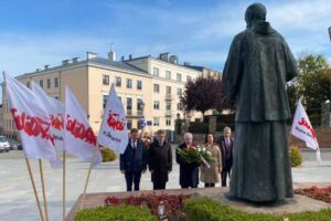 19.10.2021. Kielce. Złożenie kwiatów pod pomnikiem bł. ks. Jerzego Popiełuszki. Na zdjęciu (od lewej): Jarosław Karyś - przewodniczący RM Kielce, senator Krzysztof Słoń, poseł Krzysztof Lipiec, Monika Słoniewska - radna RM Kielce, Tadeusz Kozior - radny RM Kielce / Krzysztof Lipiec / Facebook