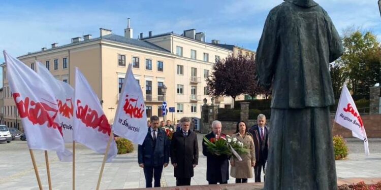 19.10.2021. Kielce. Złożenie kwiatów pod pomnikiem bł. ks. Jerzego Popiełuszki. Na zdjęciu (od lewej): Jarosław Karyś - przewodniczący RM Kielce, senator Krzysztof Słoń, poseł Krzysztof Lipiec, Monika Słoniewska - radna RM Kielce, Tadeusz Kozior - radny RM Kielce / Krzysztof Lipiec / Facebook