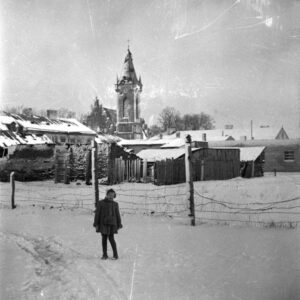 16 stycznia 1945. Z tyłu wieża i zegar na kolegiacie świętego Mikołaja i Wojciecha / Henryk Zawadzki