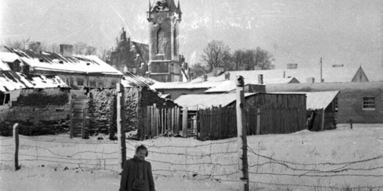 16 stycznia 1945. Z tyłu wieża i zegar na kolegiacie świętego Mikołaja i Wojciecha / Henryk Zawadzki