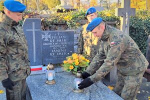 29.10.2021. Kielce. Żołnierze z Centrum Przygotowań do Misji Zagranicznych w Kielcach odwiedzili grobowce zmarłych i poległych wojskowych / Centrum Przygotowań do Misji Zagranicznych