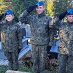 29.10.2021. Kielce. Żołnierze z Centrum Przygotowań do Misji Zagranicznych w Kielcach odwiedzili grobowce zmarłych i poległych wojskowych. Na zdjęciu (od lewej): mjr Aleksandra Parys - szef sekcji wychowawczej w centrum, starszy szeregowy Szymon Król, chor. Wojciech Śliwa - starszy podoficer komendy centrum / Centrum Przygotowań do Misji Zagranicznych