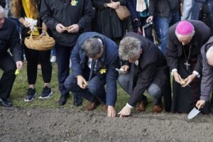 01.09.2021. Kielce. Kampania „Pola Nadziei”. Sadzenie cebulek żonkili na rabacie przy ulicy Warszawskiej w Kielcach. a zdjęciu (od lewej): Jarosław Karyś - przewodniczący Rady Miasta Kielce, Krzysztof Słoń - senator PiS, biskup Marian Florczyk / Sebastian Kalwat / Radio Kielce