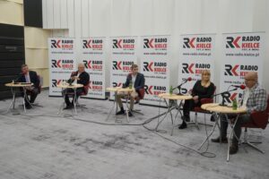 03.10.2021. Studio Polityczne Radia Kielce. Na zdjęciu (od lewej): Andrzej Kryj - poseł PiS, Czesław Siekierski - PSL, Bartosz Pyrz - Konfederacja, Katarzyna Czech-Kruczek - Koalicja Obywatelska, Jacek Skórski - Nowa Lewica / Sebastian Kalwat / Radio Kielce