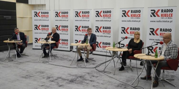 03.10.2021. Studio Polityczne Radia Kielce. Na zdjęciu (od lewej): Andrzej Kryj - poseł PiS, Czesław Siekierski - PSL, Bartosz Pyrz - Konfederacja, Katarzyna Czech-Kruczek - Koalicja Obywatelska, Jacek Skórski - Nowa Lewica / Sebastian Kalwat / Radio Kielce