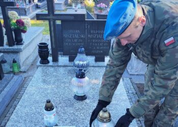 29.10.2021. Kielce. Żołnierze z Centrum Przygotowań do Misji Zagranicznych w Kielcach odwiedzili grobowce zmarłych i poległych wojskowych / Centrum Przygotowań do Misji Zagranicznych