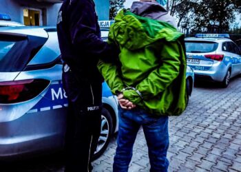 Zatrzymanie samochodu z nielegalnymi migrantami w Siemiatyczach / KPP w Siemiatyczach