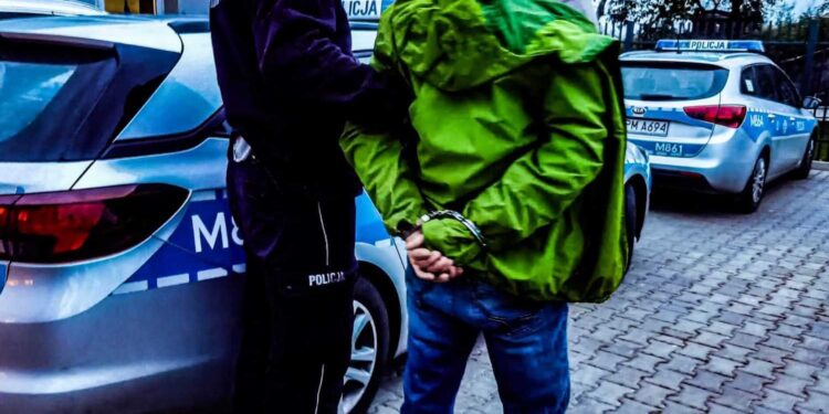 Zatrzymanie samochodu z nielegalnymi migrantami w Siemiatyczach / KPP w Siemiatyczach