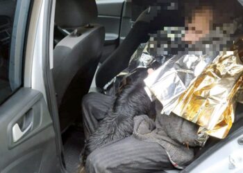 Jędrzejowscy policjanci uratowali życie 55-latka, który zaginął kilka dni wcześniej. Wyczerpany i wychłodzony mężczyzna odnaleziony został w lesie / KPP w Jędrzejowie