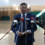 05.10.2021. Kielce. Zmodernizowana hala sportowa w dawnej Szkole Podstawowej nr 30. 05.10.2021. Kielce. Zmodernizowana hala sportowa w dawnej Szkole Podstawowej nr 30. Na zdjęciu (w środku) Marcin Chłodnicki - wiceprezydent Kielc / Jakub Snoch / Radio Kielce