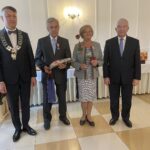 06.10.2021. Mirzec. Jubileusz długoletniego pożycia małżeńskiego. Na zdjęciu (od lewej): wójt Mirosław Seweryn, Alicja i Jan Gralcowie, poseł Krzysztof Lipiec / Anna Głąb / Radio Kielce