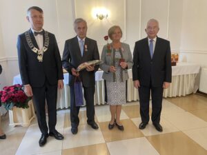 06.10.2021. Mirzec. Jubileusz długoletniego pożycia małżeńskiego. Na zdjęciu (od lewej): wójt Mirosław Seweryn, Alicja i Jan Gralcowie, poseł Krzysztof Lipiec / Anna Głąb / Radio Kielce