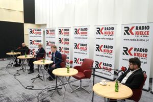 17.10.2021. Studio Polityczne Radia Kielce. Na zdjęciu (od lewej): Rafał Nowak - Prawo i Sprawiedliwość, Lucjan Pietrzczyk - Platforma Obywatelska, Łukasz Wasilewski - Konfederacja Ruch Narodowy, Filip Strząbała - Nowa Lewica - Wiosna / Sebastian Kalwat / Radio Kielce