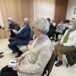 26.10.2021. Bałtów. Rozdanie opasek medycznych niepełnosprawnym i starszym mieszkańcom gminy / Emilia Sitarska / Radio Kielce