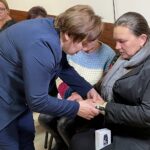 26.10.2021. Bałtów. Rozdanie opasek medycznych niepełnosprawnym i starszym mieszkańcom gminy / Emilia Sitarska / Radio Kielce