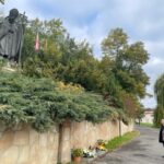 16.10.2021. Sandomierz. Uczczenie 43. rocznicy wyboru św. Jana Pawła II na papieża. Na zdjęciu (od lewej): Ryszard  Nagórny - członek zarządu powiatu sandomierskiego, Grażyna Szklarska - członek zarządu powiatu sandomierskiego, Marcin Marzec - burmistrz Sandomierza / Joanna Bocheńska/Urząd Miasta w Sandomierzu