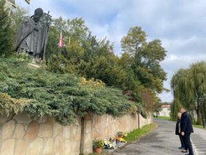 16.10.2021. Sandomierz. Uczczenie 43. rocznicy wyboru św. Jana Pawła II na papieża. Na zdjęciu (od lewej): Ryszard Nagórny - członek zarządu powiatu sandomierskiego, Grażyna Szklarska - członek zarządu powiatu sandomierskiego, Marcin Marzec - burmistrz Sandomierza / Joanna Bocheńska/Urząd Miasta w Sandomierzu