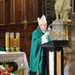 17.10.2021. Sandomierz. Msza święta w bazylice katedralnej w Sandomierzu  z okazji rozpoczęcia synodu ogłoszonego przez papieża Franciszka. Na zdjęciu: biskup Krzysztof Nitkiewicz - ordynariusz diecezji sandomierskiej / ks. Wojciech Kania / sekretarz biskupa Krzysztofa Nitkiewicza