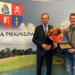 20.10.2021. Piekoszów. Spotkanie z Aleksandrem Bracikiem. Na zdjęciu (od lewej): Zbigniew Piątek - wójt Piekoszowa i Aleksandr Bracik - KTM Novi Korona Kielce; brązowy medalista mistrzostw Europy w rajdach enduro / Rafał Szymczyk / Radio Kielce