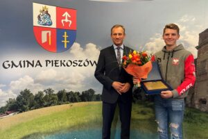 20.10.2021. Piekoszów. Spotkanie z Aleksandrem Bracikiem. Na zdjęciu (od lewej): Zbigniew Piątek - wójt Piekoszowa i Aleksandr Bracik - KTM Novi Korona Kielce; brązowy medalista mistrzostw Europy w rajdach enduro / Rafał Szymczyk / Radio Kielce