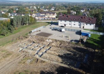 27.10.2021. Wolica. Budowa przychodni / UGiM Chęciny