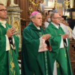 17.10.2021. Sandomierz. Msza święta w bazylice katedralnej w Sandomierzu  z okazji rozpoczęcia synodu ogłoszonego przez papieża Franciszka. Na zdjęciu (w środku): biskup Krzysztof Nitkiewicz - ordynariusz diecezji sandomierskiej / ks. Wojciech Kania / sekretarz biskupa Krzysztofa Nitkiewicza